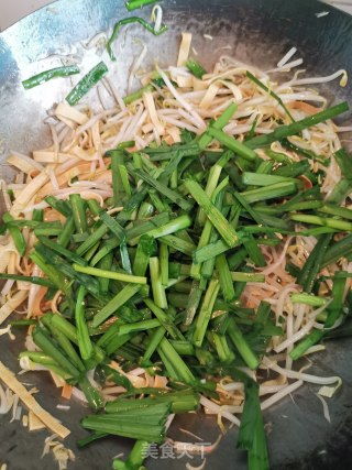 炒三丝（韭菜豆芽豆皮）的做法步骤：9