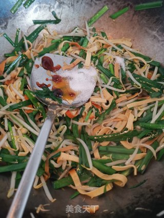 炒三丝（韭菜豆芽豆皮）的做法步骤：10