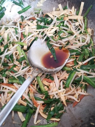 炒三丝（韭菜豆芽豆皮）的做法步骤：11