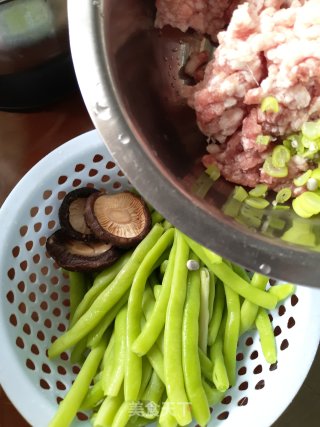 四季豆香菇肉饺的做法步骤：1