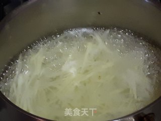家常凉拌土豆丝的做法步骤：4