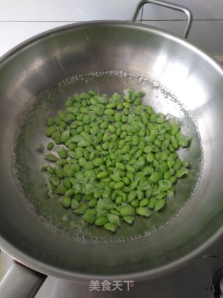 萝卜干炒毛豆的做法步骤：2
