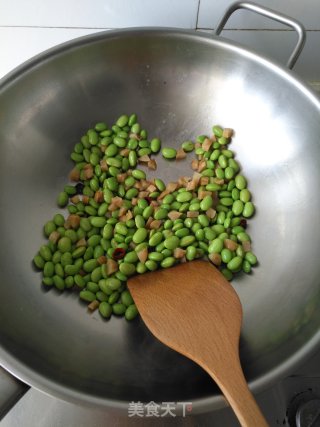萝卜干炒毛豆的做法步骤：5