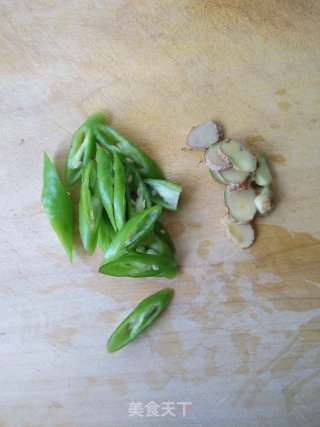 酱烧鲈鱼的做法步骤：1