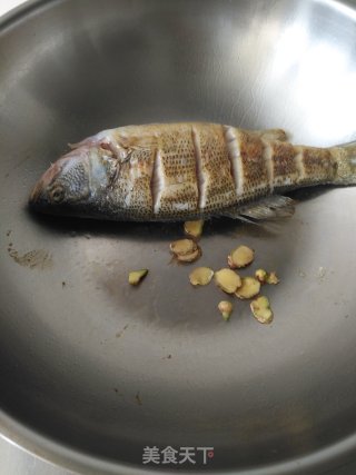 酱烧鲈鱼的做法步骤：4
