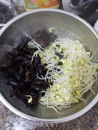 凉拌豆芽木耳的做法步骤：2