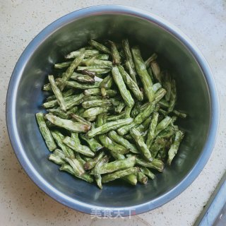 干煸豆角的做法步骤：1