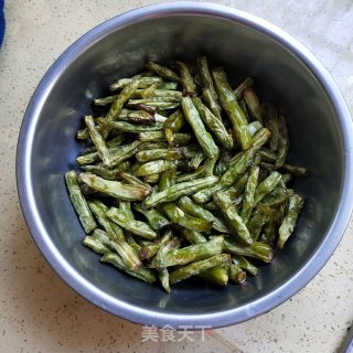 干煸豆角的做法步骤：2