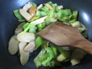 青椒炒鞭笋的做法步骤：9