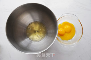 电饭煲版戚风蛋糕的做法步骤：2