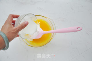 电饭煲版戚风蛋糕的做法步骤：4
