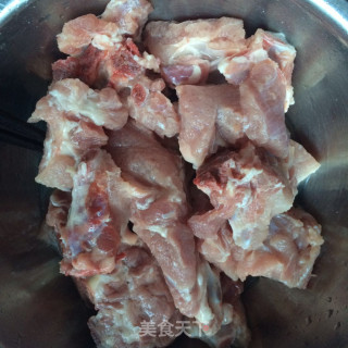 胡萝卜玉米排骨汤的做法步骤：2