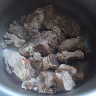 胡萝卜玉米排骨汤的做法步骤：6