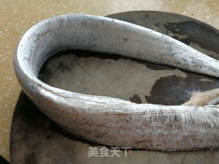糖醋带鱼的做法步骤：1