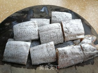 糖醋带鱼的做法步骤：2