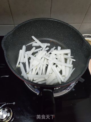 炒白萝卜条的做法步骤：2