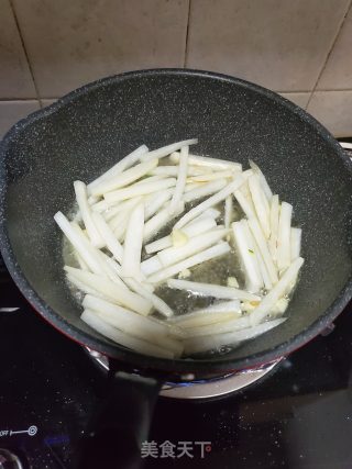 炒白萝卜条的做法步骤：3