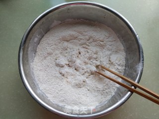 葱花油酥饼的做法步骤：1