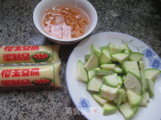 开洋西葫芦煮樱玉豆腐的做法步骤：1
