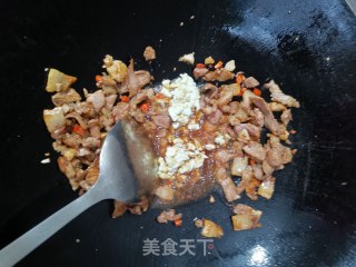 青椒咸蛋小炒肉的做法步骤：4