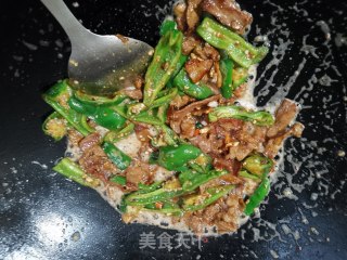青椒咸蛋小炒肉的做法步骤：7