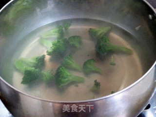 西兰花拌莲藕的做法步骤：5