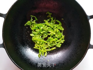 青椒豆芽炒香干的做法步骤：4