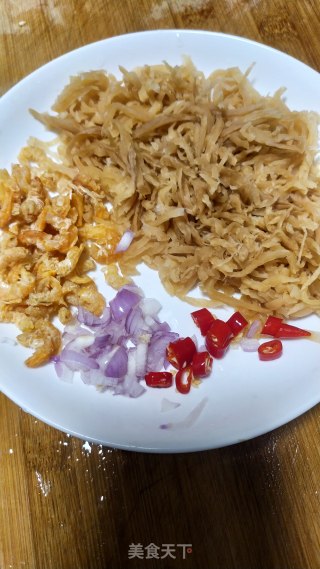 虾米炒客家才甫(咸萝卜干)的做法步骤：3
