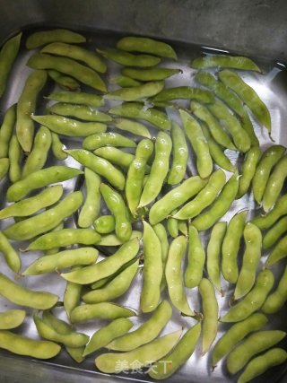 五香毛豆的做法步骤：1