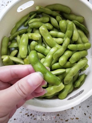五香毛豆的做法步骤：2