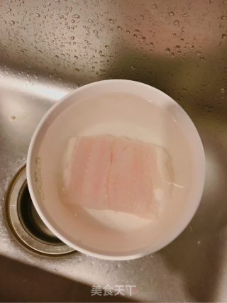 黑胡椒煎鱼排的做法步骤：1
