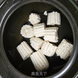 玉米排骨汤的做法步骤：4