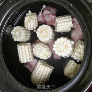 玉米排骨汤的做法步骤：6