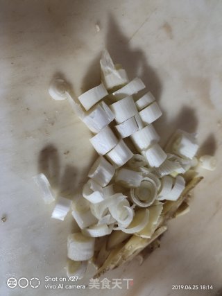 酸豆角啤酒焖鸭子的做法步骤：1