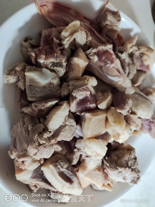 酸豆角啤酒焖鸭子的做法步骤：2