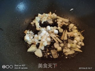 酸豆角啤酒焖鸭子的做法步骤：4