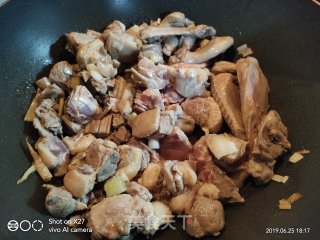 酸豆角啤酒焖鸭子的做法步骤：5