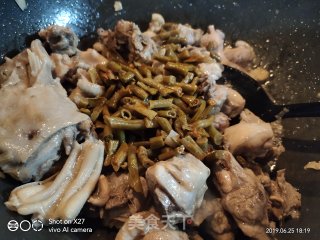 酸豆角啤酒焖鸭子的做法步骤：6