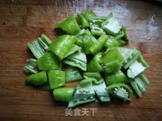 青椒烧茄子的做法步骤：2