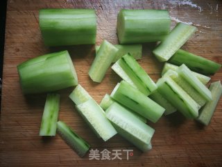 油泼黄瓜条的做法步骤：2