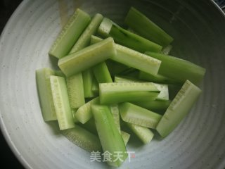 油泼黄瓜条的做法步骤：3