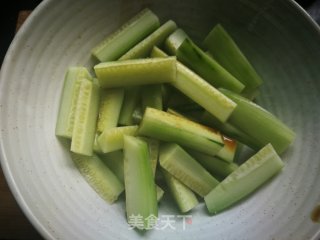 油泼黄瓜条的做法步骤：4