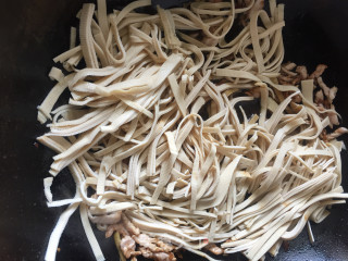 肉丝炒豆皮的做法步骤：2