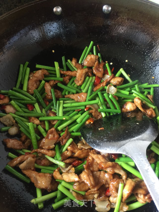 蒜苔炒肉的做法步骤：2