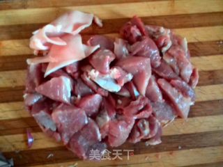 酥软红烧肉的做法步骤：1