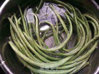 家常豇豆的做法步骤：1