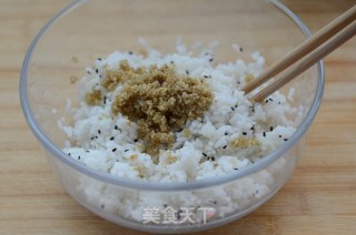 藜麦金枪鱼饭团的做法步骤：3