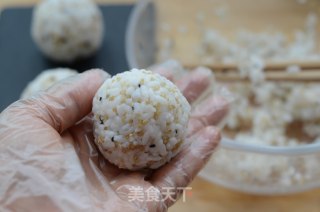 藜麦金枪鱼饭团的做法步骤：4