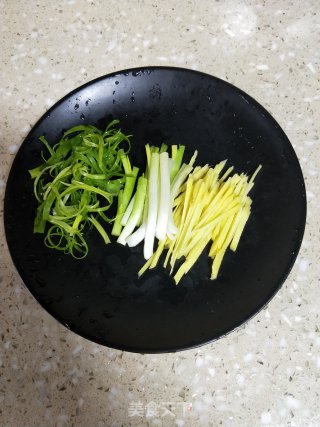 红烧白花鱼的做法步骤：2