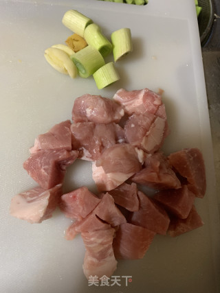 四季豆焖肉的做法步骤：1
